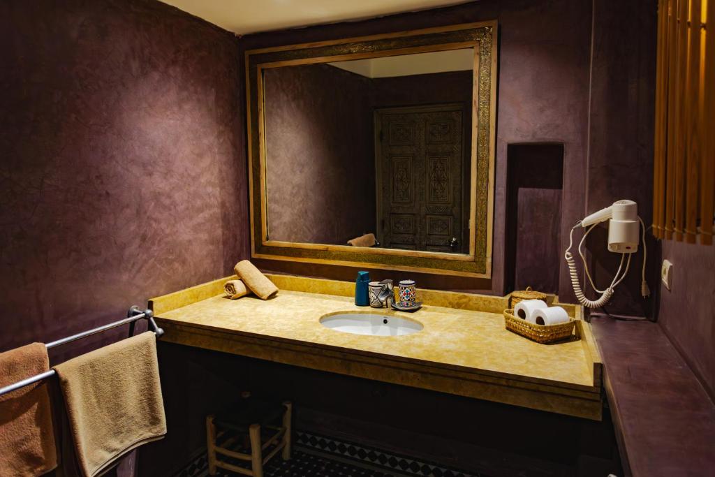 une salle de bain avec un lavabo et un miroir dans l'établissement Riad Bab Ahmar, à Marrakech
