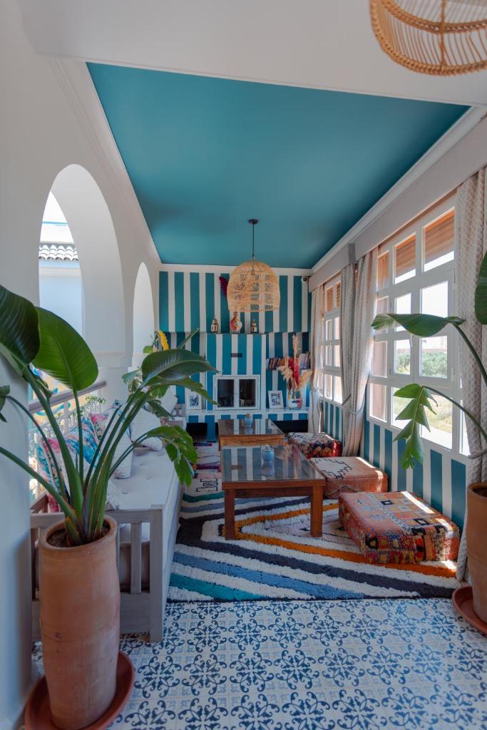 d'un salon avec des murs bleus et une table. dans l'établissement Riad Bab Ahmar, à Marrakech