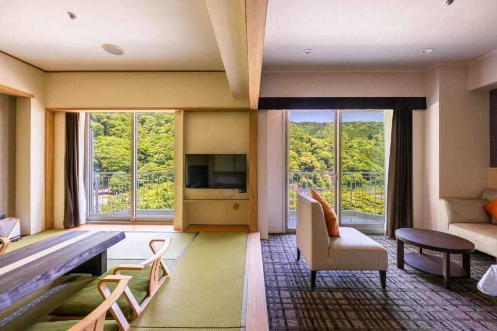 un salon avec un canapé et une table dans l'établissement Yumoto Fujiya Hotel, à Hakone