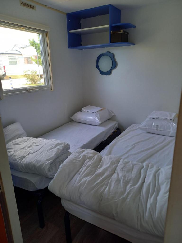 deux lits jumeaux dans une chambre avec fenêtre dans l'établissement mobil home camping 3 etoiles les ollivaud, à La Baule 15 autres photos