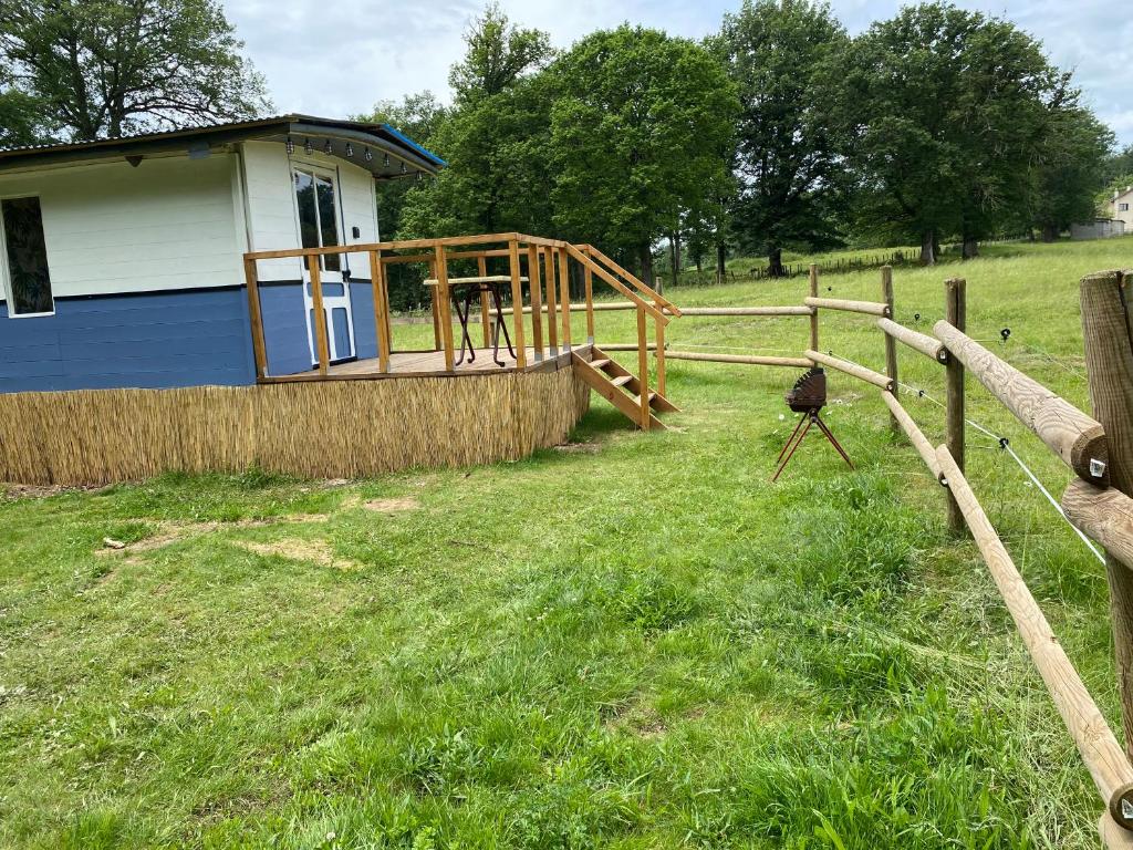 - une aire de jeux dans un champ à côté d'une maison dans l'établissement Roulotte dans le Morvan, à Luzy
