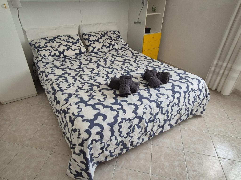 une chambre avec un lit avec deux animaux en peluche dessus dans l'établissement Villa Sabaudia, à Sabaudia