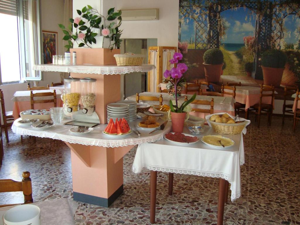 une table avec des plaques de cuisson au-dessus dans l'établissement Hotel Residence Fausta, à Bellaria-Igea Marina