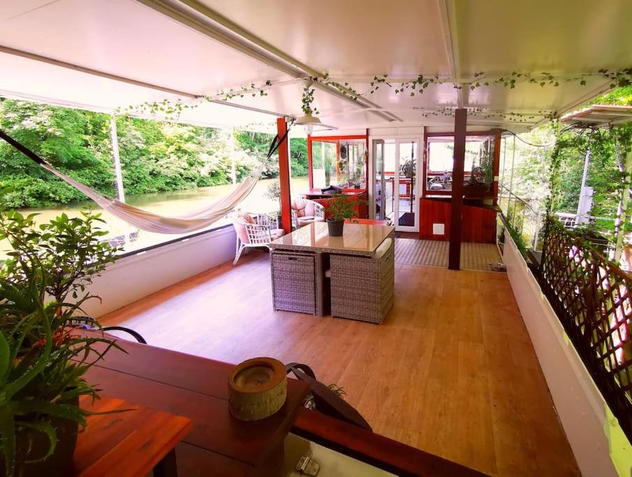 Photo de la galerie de l'établissement Superbe Péniche en pleine nature proche de Paris, à Étiolles