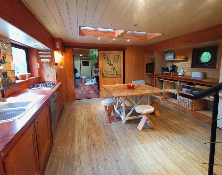 Photo de la galerie de l'établissement Superbe Péniche en pleine nature proche de Paris, à Étiolles 15 autres photos