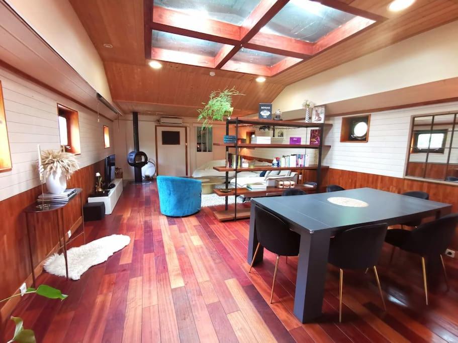 Photo de la galerie de l'établissement Superbe Péniche en pleine nature proche de Paris, à Étiolles