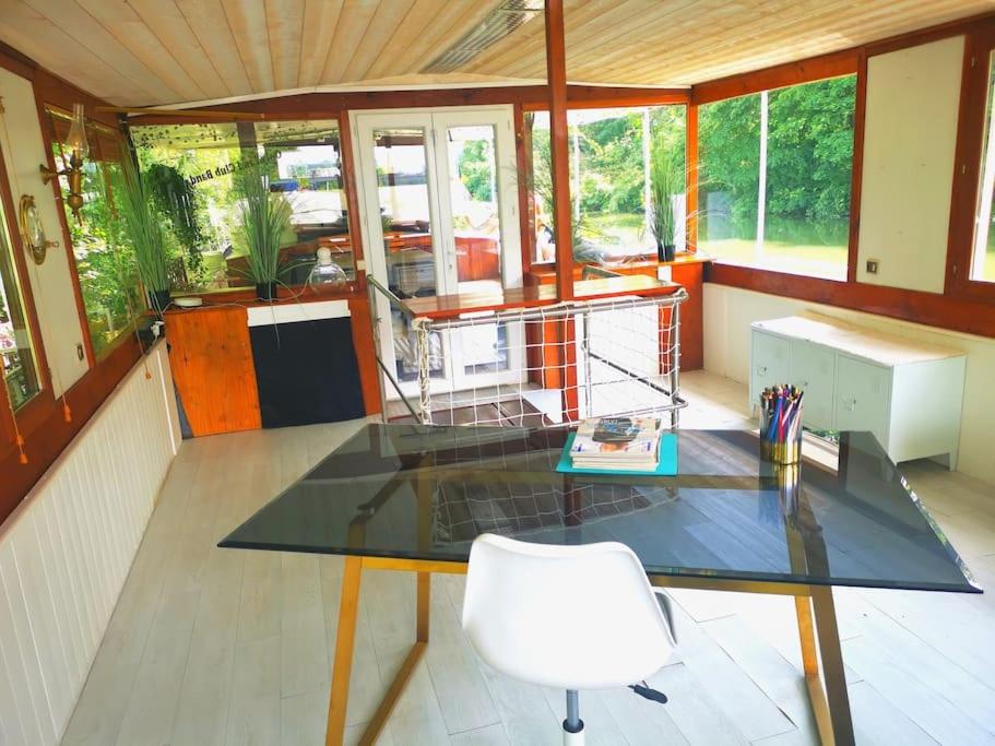 Photo de la galerie de l'établissement Superbe Péniche en pleine nature proche de Paris, à Étiolles