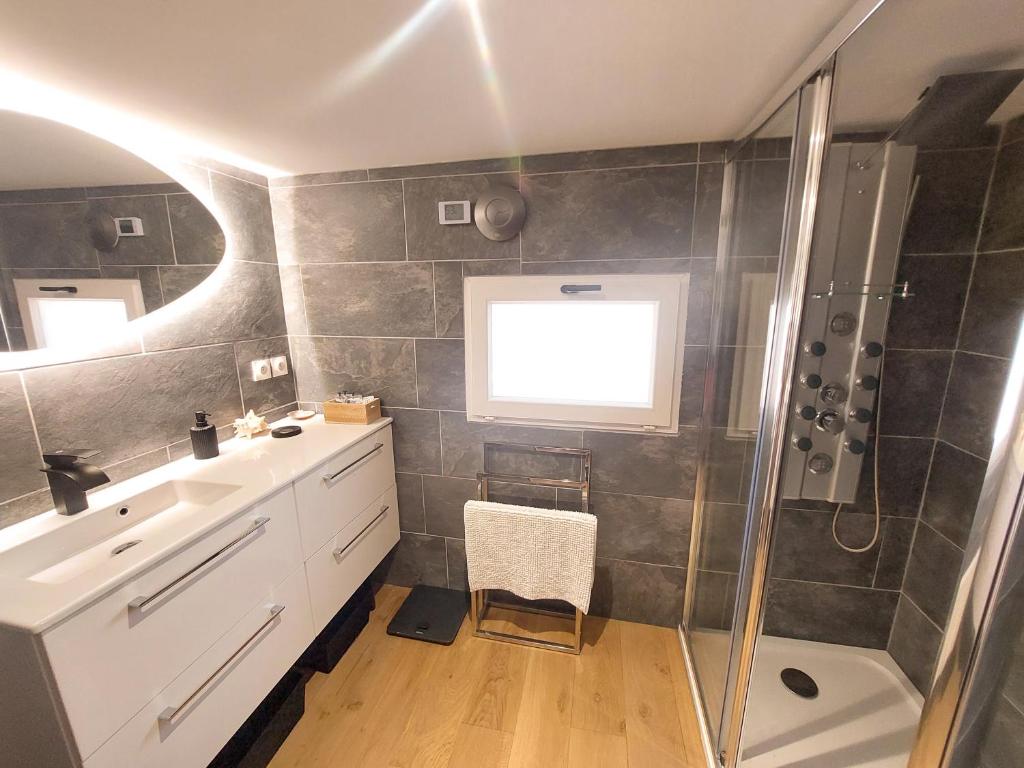 une salle de bain avec un lavabo et une douche dans l'établissement Chalet, Oasis et vue mer,proxi circuit Paul Ricard, au Castellet 14 autres photos