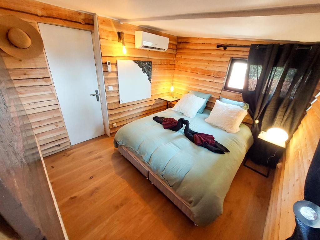 - une chambre avec un lit dans l'établissement Chalet, Oasis et vue mer,proxi circuit Paul Ricard, au Castellet