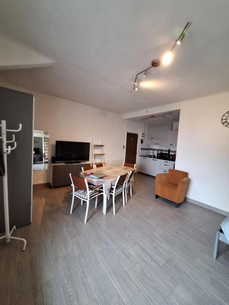 un salon avec une table et des chaises de salle à manger dans l'établissement Grand Studio rénové, tout confort, belles prestations - Résidence du Bois de l'Ours, aux Rousses 14 autres photos