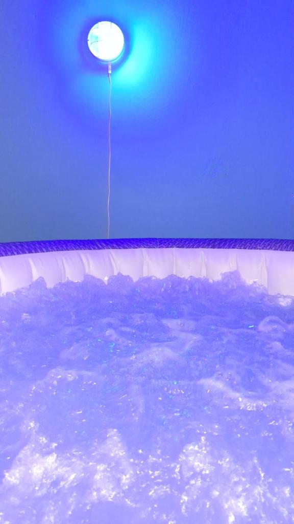 une piscine d'eau avec une lumière au plafond dans l'établissement Villa della Tartaruga, à Casal Palocco