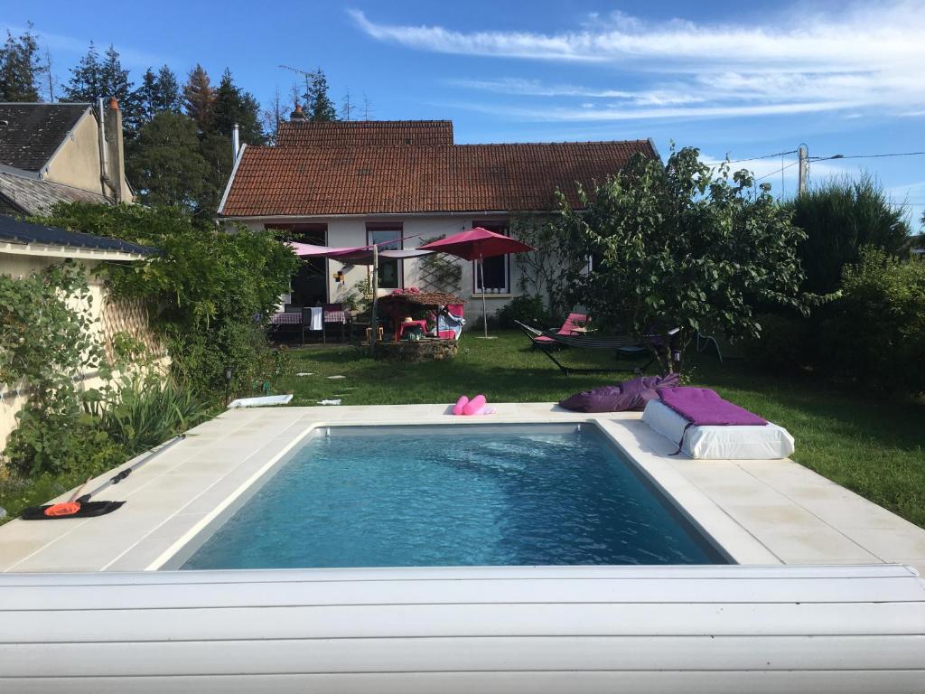 une piscine dans l'arrière-cour d'une maison dans l'établissement Chambre au jardin Tente de charme, à Éguzon-Chantôme