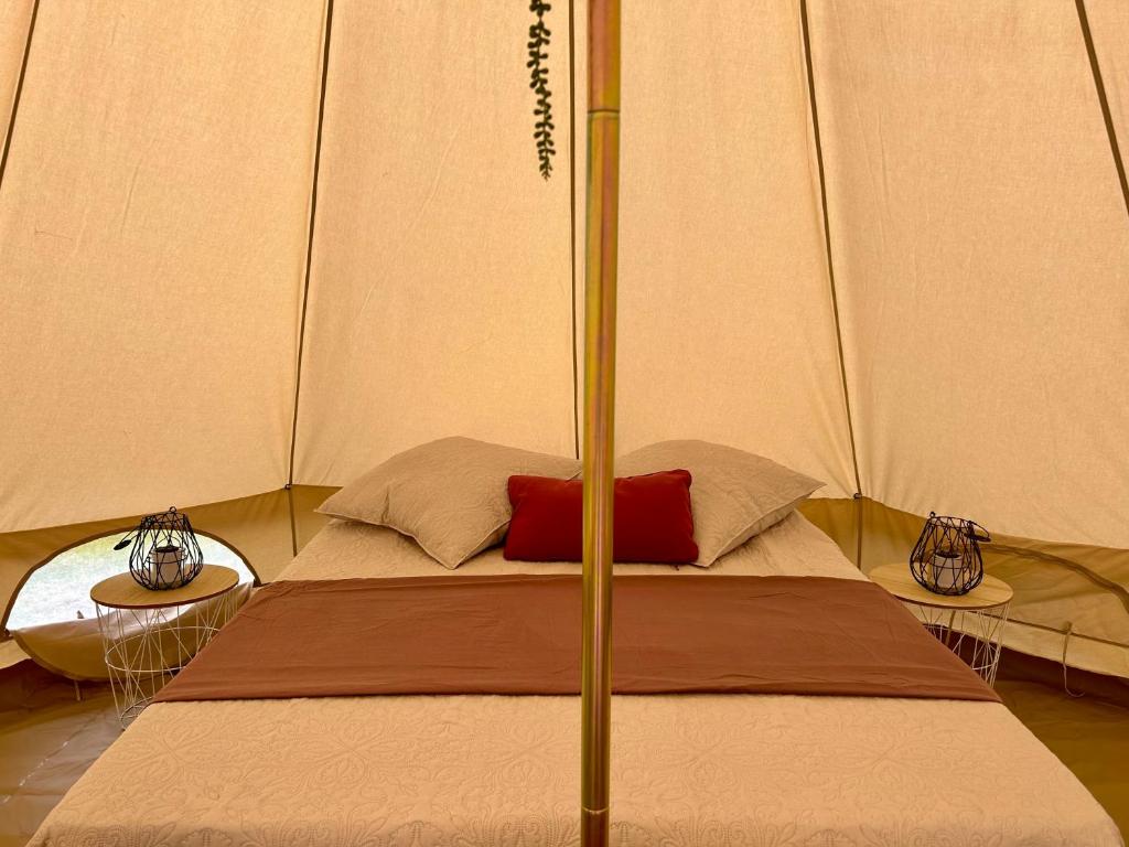 Un ou plusieurs lits dans un hébergement de l'établissement Chambre au jardin Tente de charme