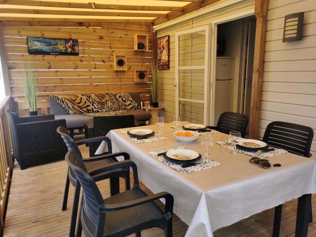 une salle à manger avec une table et des chaises dans l'établissement Soleil Luna, à Herm