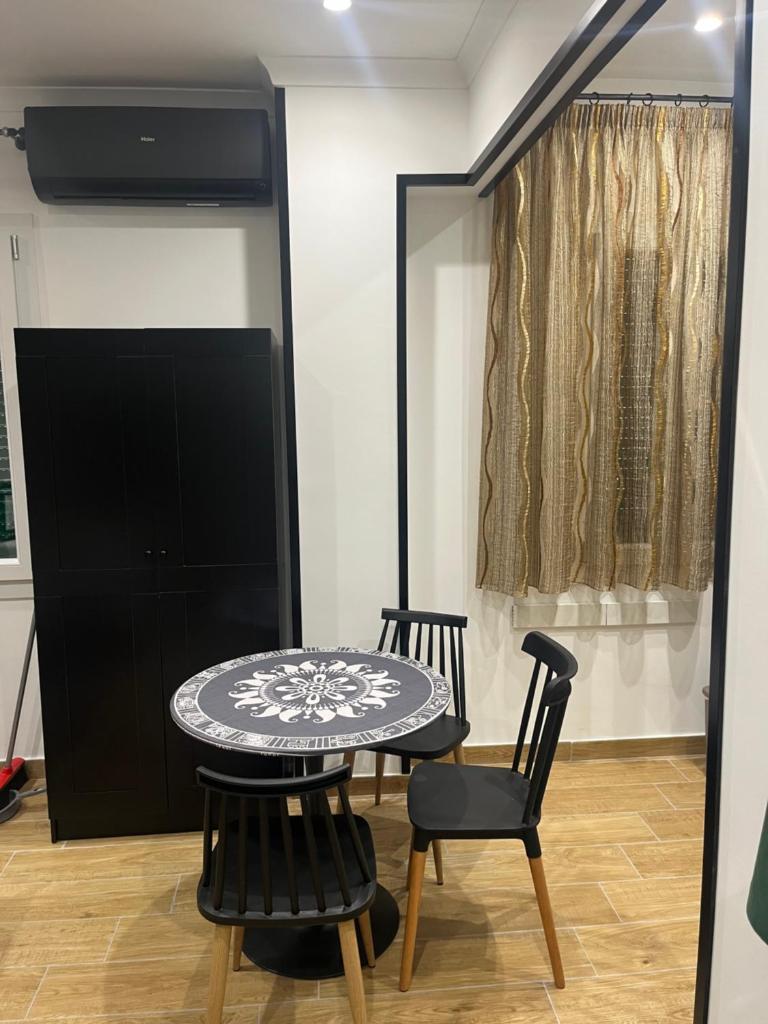 une salle à manger avec une table et deux chaises dans l'établissement Residenza Cristforo Colombo, à Crotone