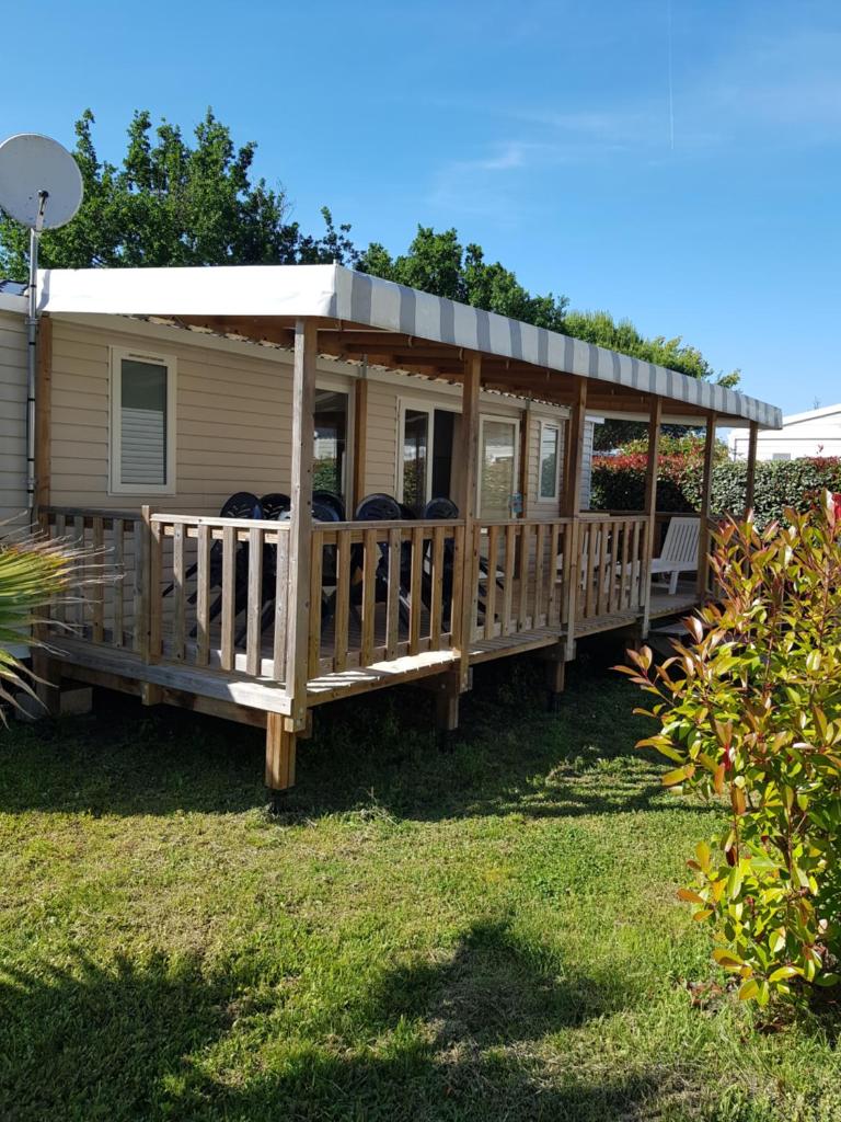 un mobile home avec un kiosque dans l'établissement Mobil home Aventura 8 places, à Gastes