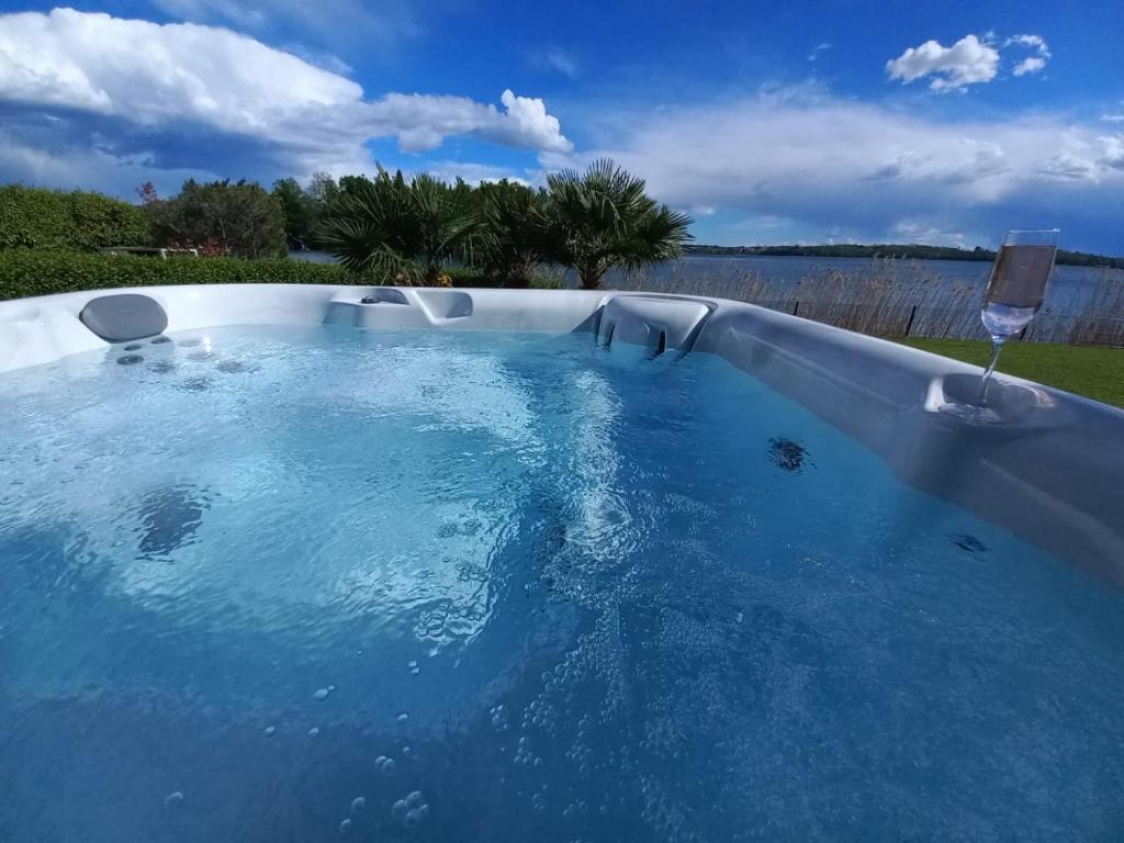 - un bassin profond avec vue sur l'eau dans l'établissement Lake Home Holiday Wellness Villa da sogno sul lago, à Pusiano