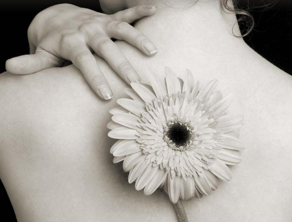 une femme avec une fleur blanche dans le dos dans l'établissement Altamarea Residence & Family Hotel, à Cervia