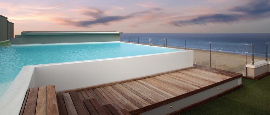- une piscine au-dessus d'un bâtiment donnant sur l'océan dans l'établissement Altamarea Residence & Family Hotel, à Cervia