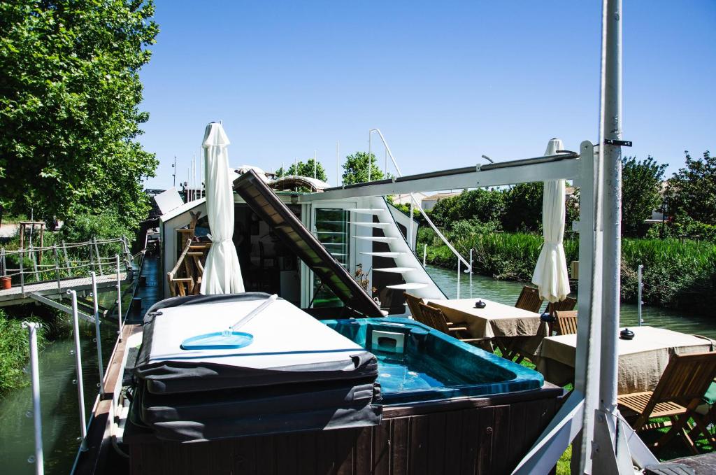 un bateau avec un toboggan sur un bateau dans l'établissement Péniche La Messagère, à Villeneuve-lès-Béziers