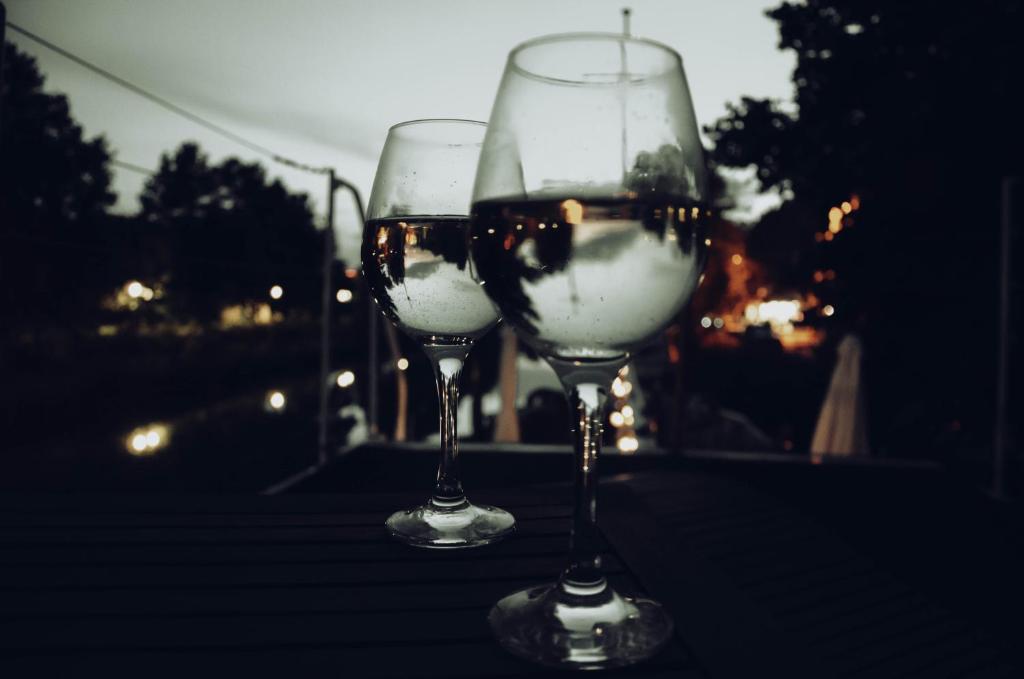 deux verres de vin blanc assis sur une table dans l'établissement Péniche La Messagère, à Villeneuve-lès-Béziers 6 autres photos