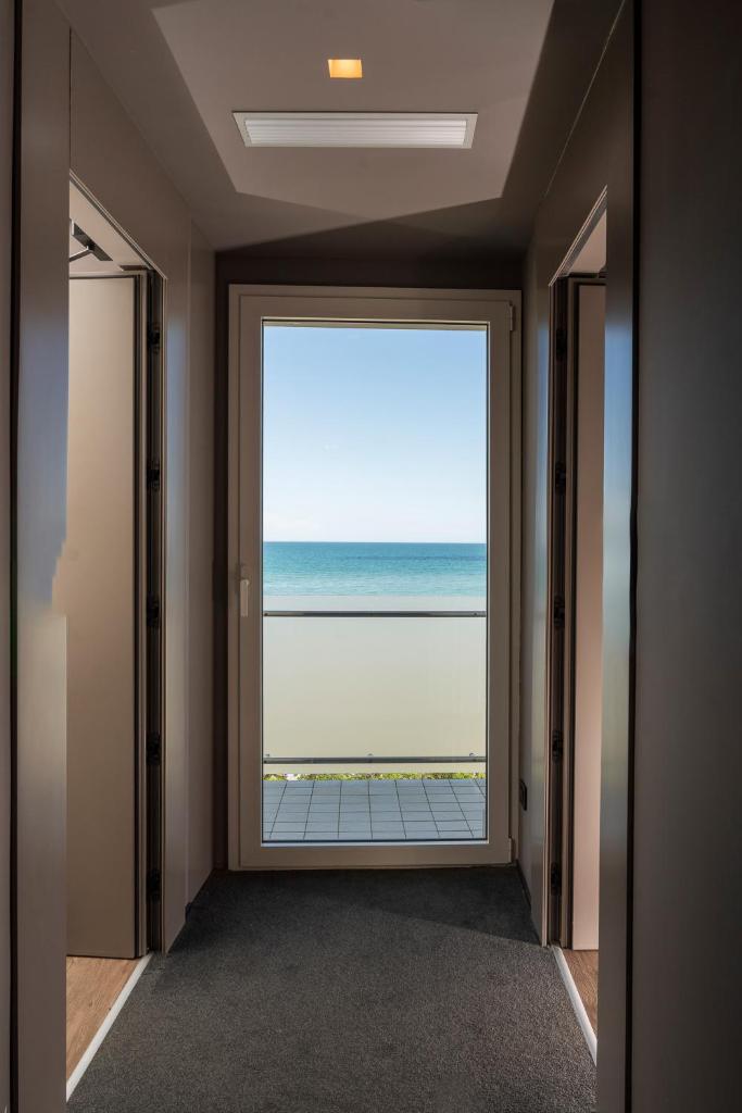 un couloir vide avec vue sur l'océan dans l'établissement Hotel Michelangelo, à Riccione 113 autres photos