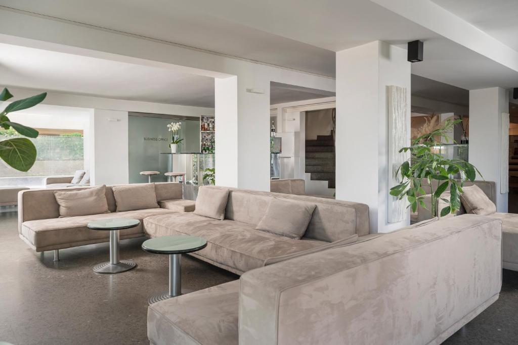 un salon avec un canapé et une table dans l'établissement Hotel Michelangelo, à Riccione