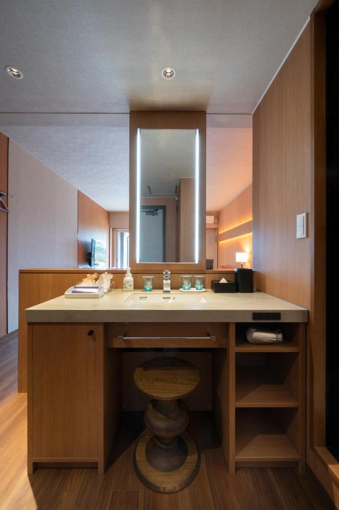 une salle de bain avec un lavabo et un miroir dans l'établissement Hotel Tokinoza, à Kihokucho