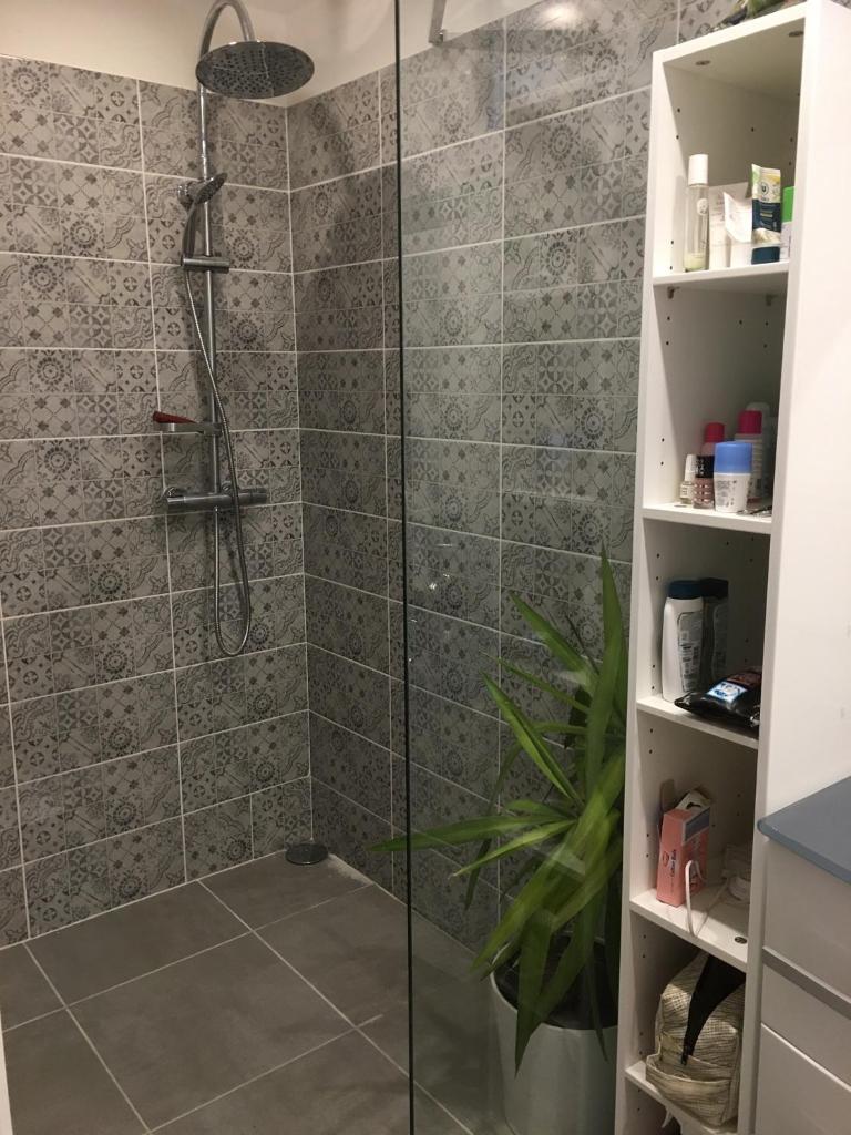 une salle de bain avec une douche avec une porte vitrée dans l'établissement Chambre au jardin Tente de charme, à Éguzon-Chantôme 23 autres photos