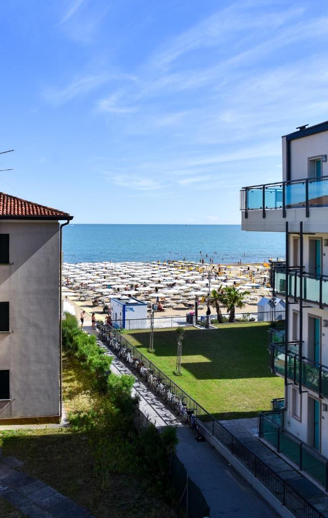 une vue de la plage depuis un immeuble dans l'établissement Hotel Umberto, à Lido di Jesolo