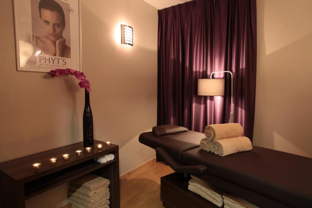 - un salon avec un rideau violet et un banc dans l'établissement Le Chalet du Mont Vallon Spa Resort, aux Menuires