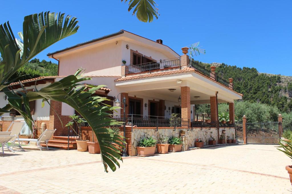 Une connexion Wi-Fi est disponible gratuitement. dans l'établissement Villa Belvedere di Altavilla with Pool and Near The Sea, à Altavilla Milicia