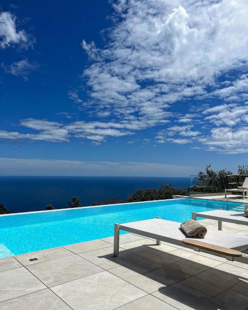 une piscine avec vue sur l'océan dans l'établissement Villa Jarito, à SantʼAgata sui Due Golfi