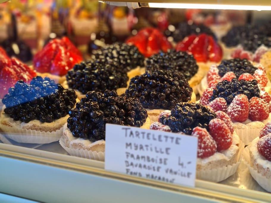 une vitrine de cupcakes avec des baies dessus dans l'établissement appartement montagne la vallée verte cœur station Hirmentaz, à Bellevaux 14 autres photos
