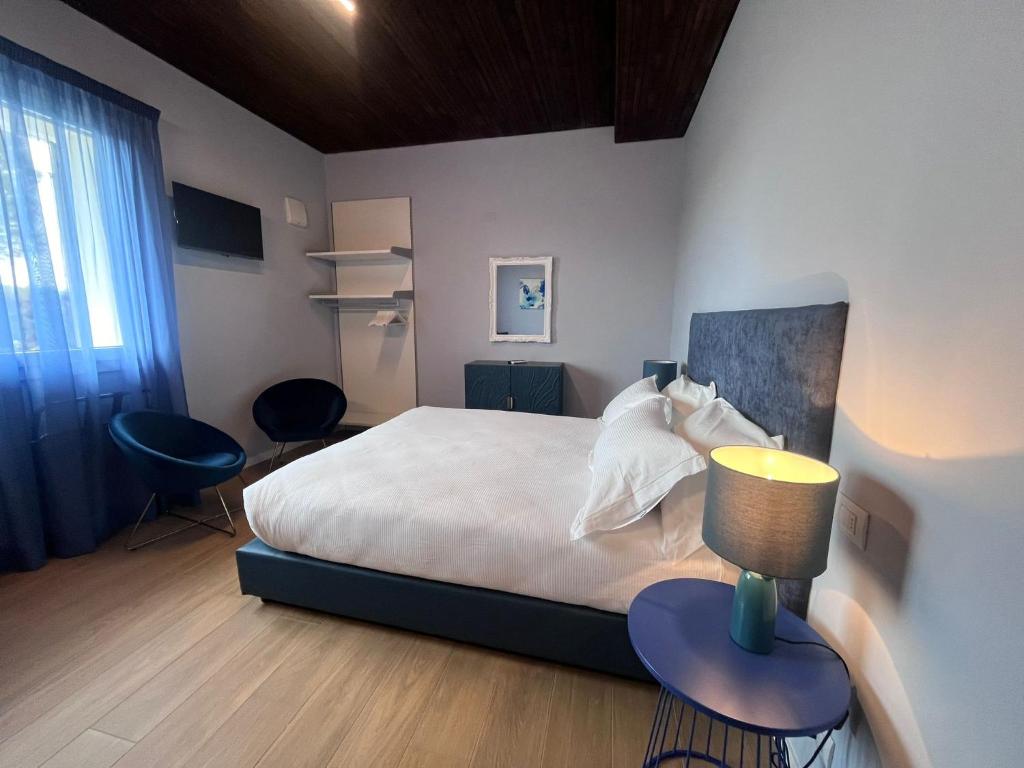 une chambre avec un lit et une table avec une lampe dans l'établissement Villa Pronti Santarcangelo - Rimini, à Santarcangelo di Romagna 109 autres photos