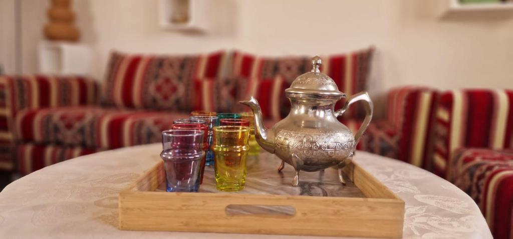 un plateau avec des boissons et une théière sur une table dans l'établissement Riad Sahara Sunset Beach Douira, à Agadir