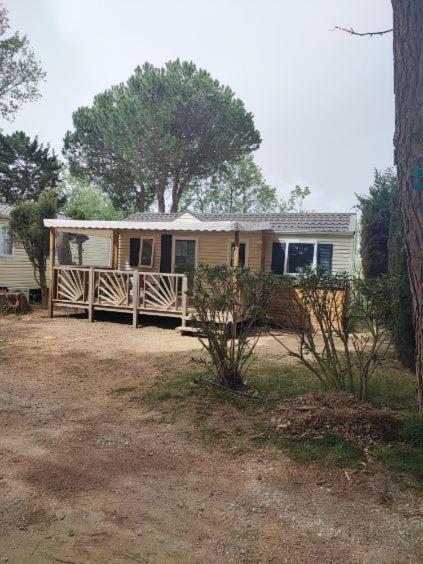 une maison avec une clôture devant dans l'établissement Camping le sainte marie, à Sainte-Marie-la-Mer