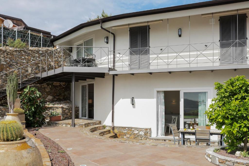 Cette maison dispose d'un balcon et d'une terrasse. dans l'établissement Villa Le Onde, à Marina dʼAndora