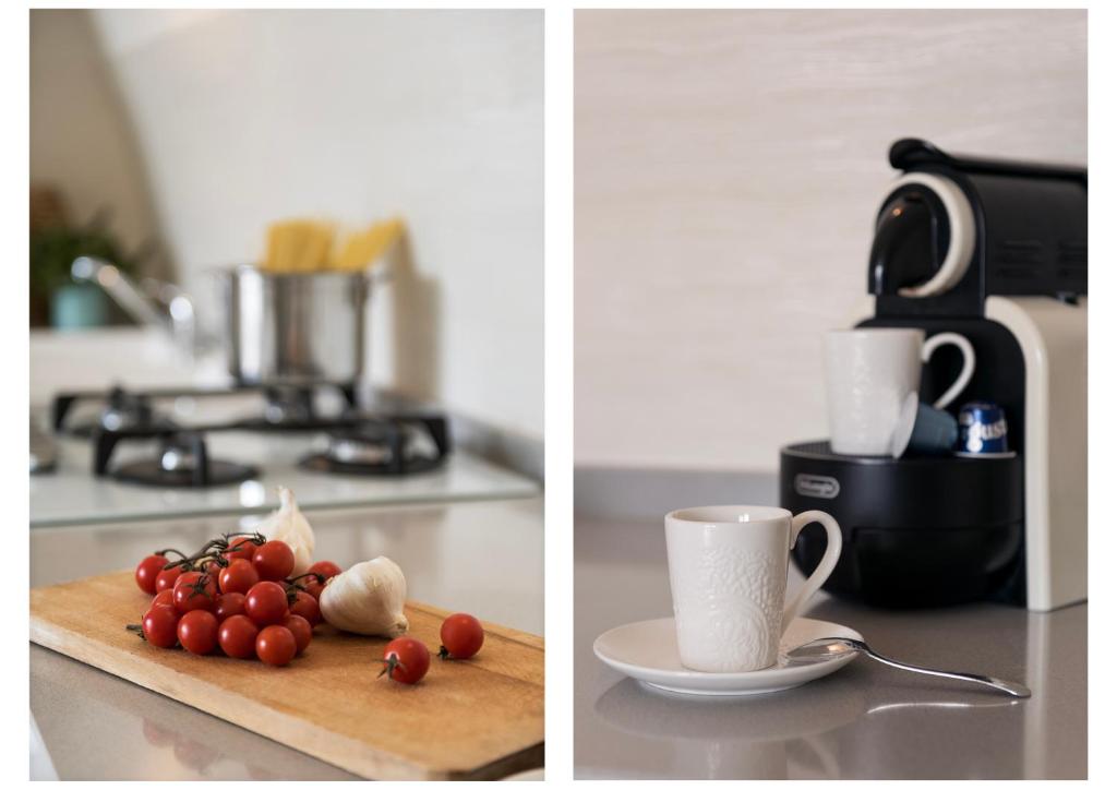 un comptoir de cuisine avec une planche à découper avec des tomates et une tasse à café dans l'établissement Villa Le Onde, à Marina dʼAndora