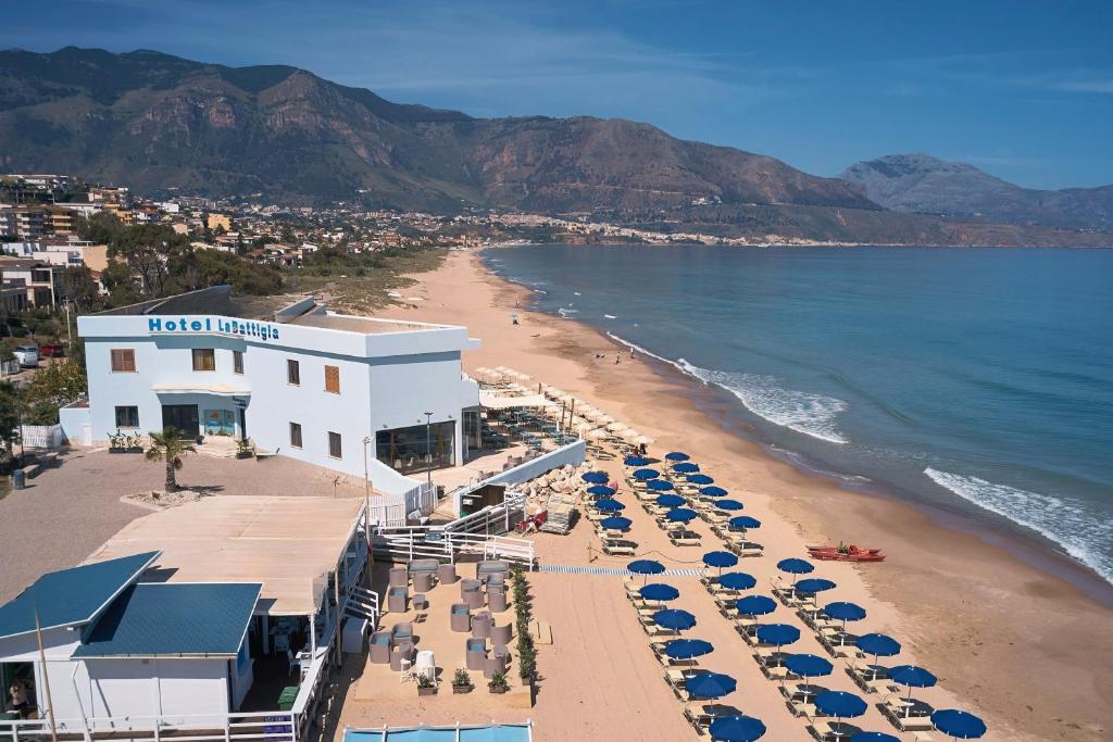 une vue aérienne d'une plage avec des parasols dans l'établissement Hotel La Battigia, à Alcamo Marina