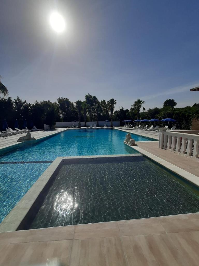 une grande piscine avec la lune dans le ciel dans l'établissement Residence Parco del Sole, à Rodi Garganico 41 autres photos