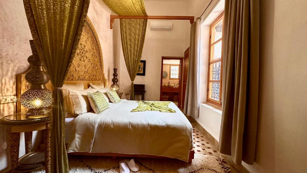 une chambre avec un lit et une fenêtre dans l'établissement Alibaba Riad, à Fès 36 autres photos