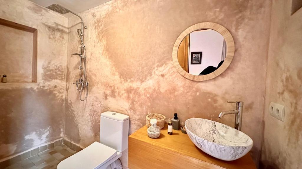 une salle de bain avec un lavabo et un miroir dans l'établissement Alibaba Riad, à Fès