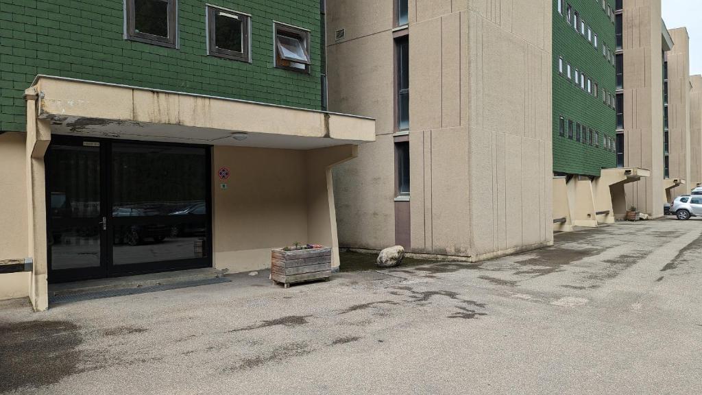 un parking vide devant un immeuble dans l'établissement Studio avec linge de maison fourni et tout équipé aux pieds des pistes, à Villard-de-Lans