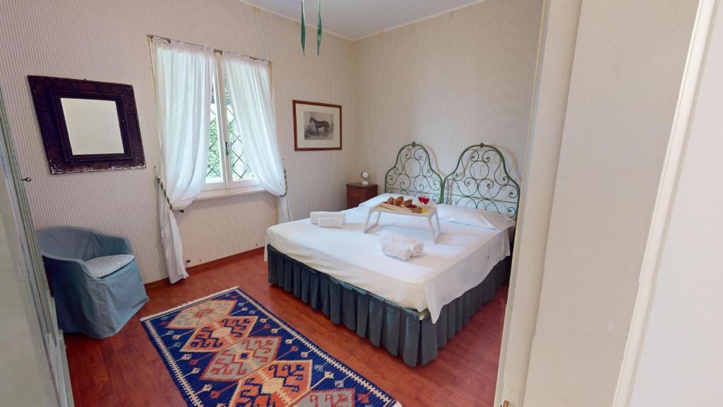 - une chambre avec un lit dans une pièce dotée d'un tapis dans l'établissement Villa Oleandri-BGL, à Salò 41 autres photos