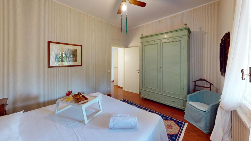 une chambre avec un lit et une armoire verte dans l'établissement Villa Oleandri-BGL, à Salò