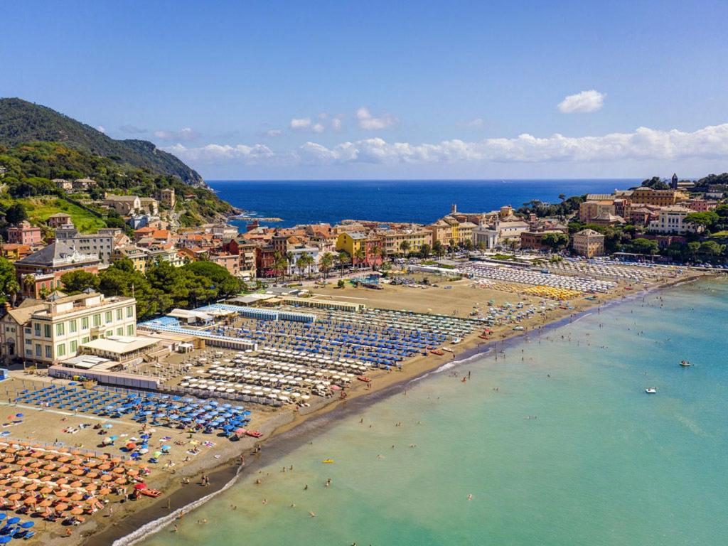 une vue aérienne d'une plage avec des chaises et des parasols dans l'établissement Suite Hotel Nettuno, à Sestri Levante
