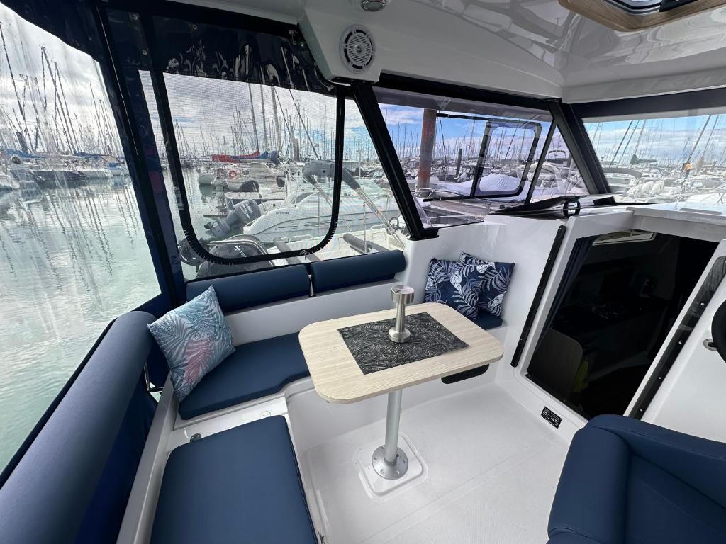 une petite table au milieu d'un bateau dans l'établissement La Rochelle sur L'eau, à La Rochelle