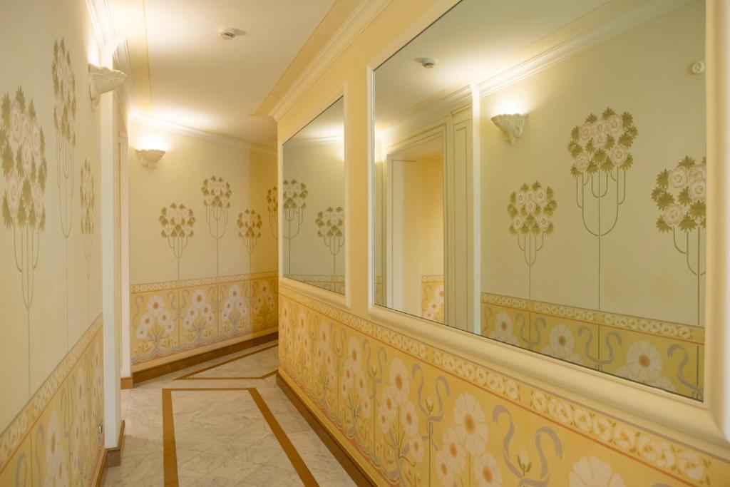 un couloir avec un grand miroir mural dans l'établissement Suite Hotel Nettuno, à Sestri Levante 66 autres photos