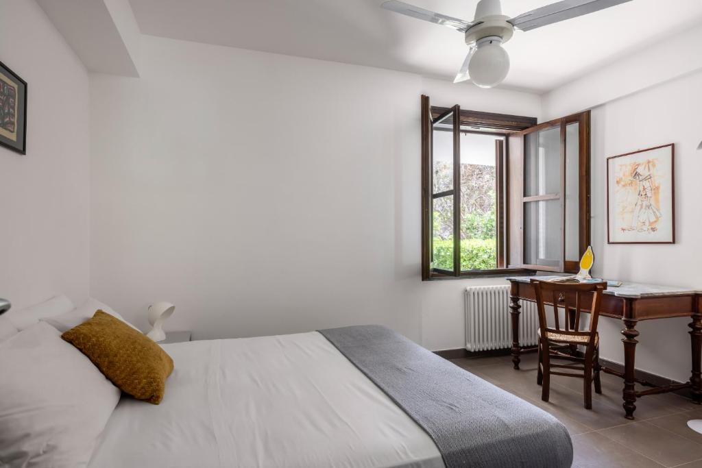 une chambre avec un lit, un bureau et une fenêtre dans l'établissement Villa Angelica by Wonderful Italy, à Castellammare del Golfo